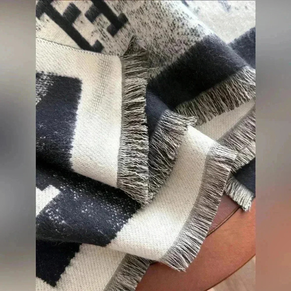 Beautiful Scarf New in Package - Picture 9 of 9